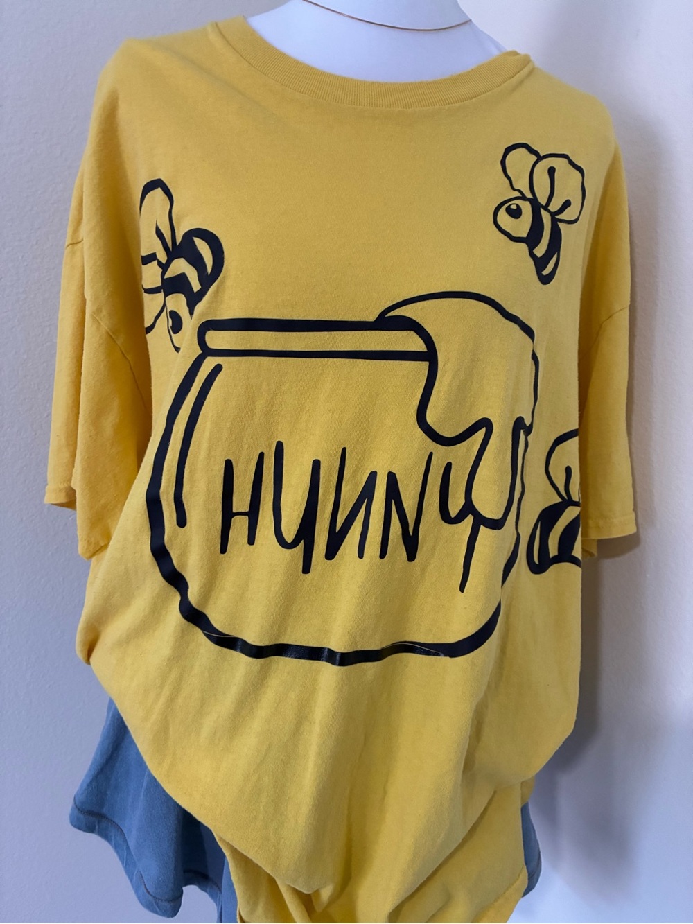 Honey yellow Disney Winnie the Pooh honey pot & bumble bees t-shirt Size XL 🐻💛🍯🐝